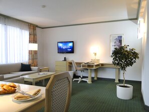 Residence Suite | Living room | 42-inch LED TV with digital channels, TV, heated floors