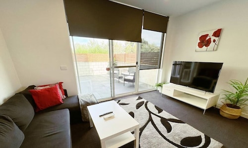 Wonder in Woden - 2 bd 2bth Apt