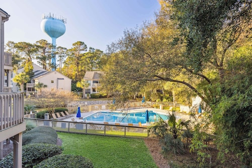 Chic 2 BDR for 6, w/Shared Pool, Near Harbortown!