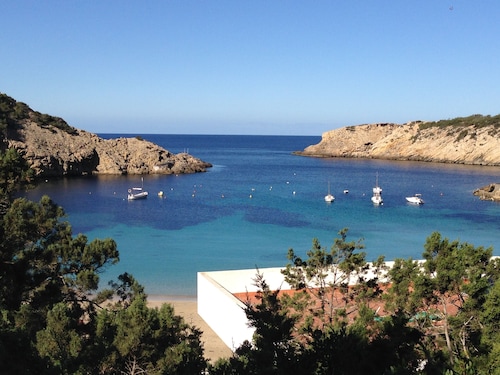 A charming house next to the beach; ideal for couples and families with children